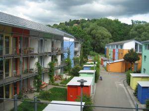 A Fribourg-en-Brisgau, en Allemagne, des 'groupes de construction' ont contribué à la création de l'écoquartier Vauban.